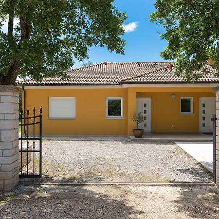 Jana Villa *