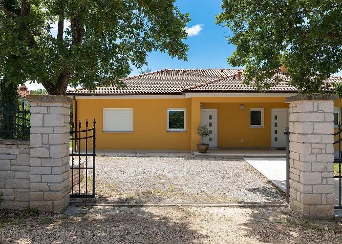 Jana Villa *